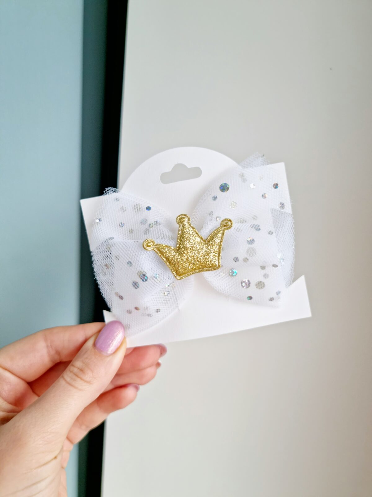 Kroko-klamber valge kuldse krooniga