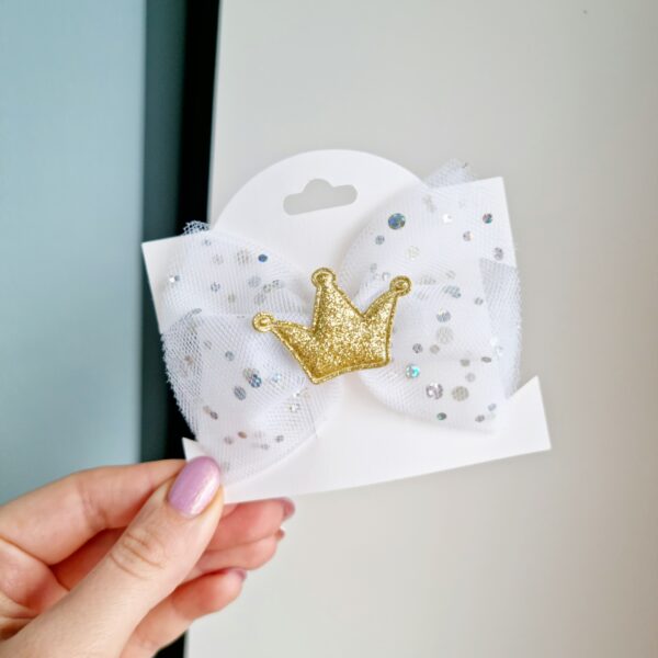 20211120_120348 Kroko-klamber valge kuldse krooniga