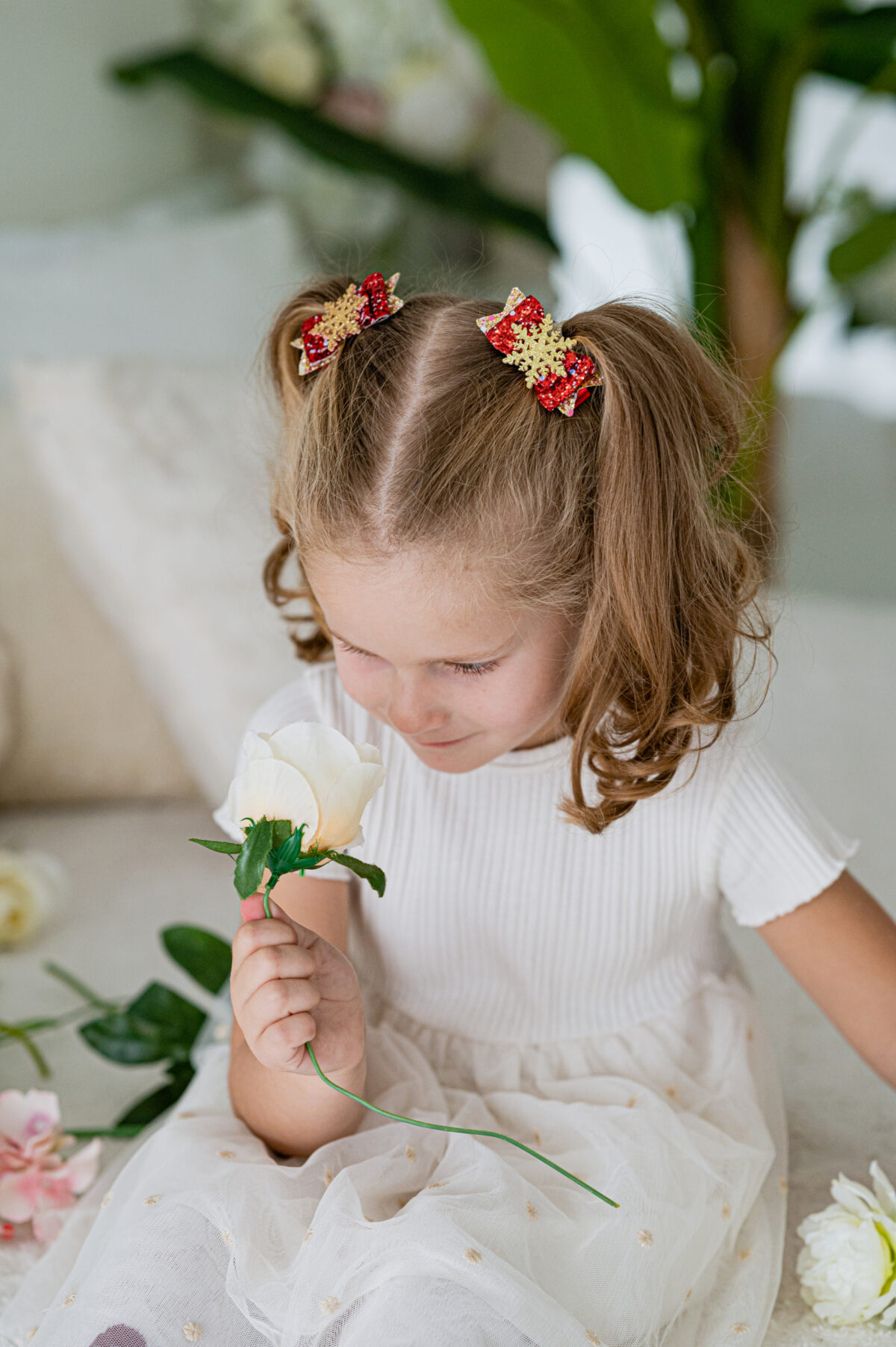 Kroko-klamber punane lumehelbega