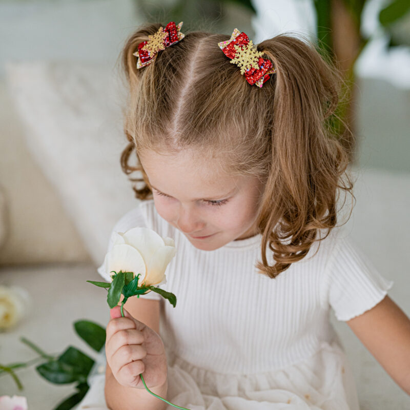 Kroko-klamber punane lumehelbega