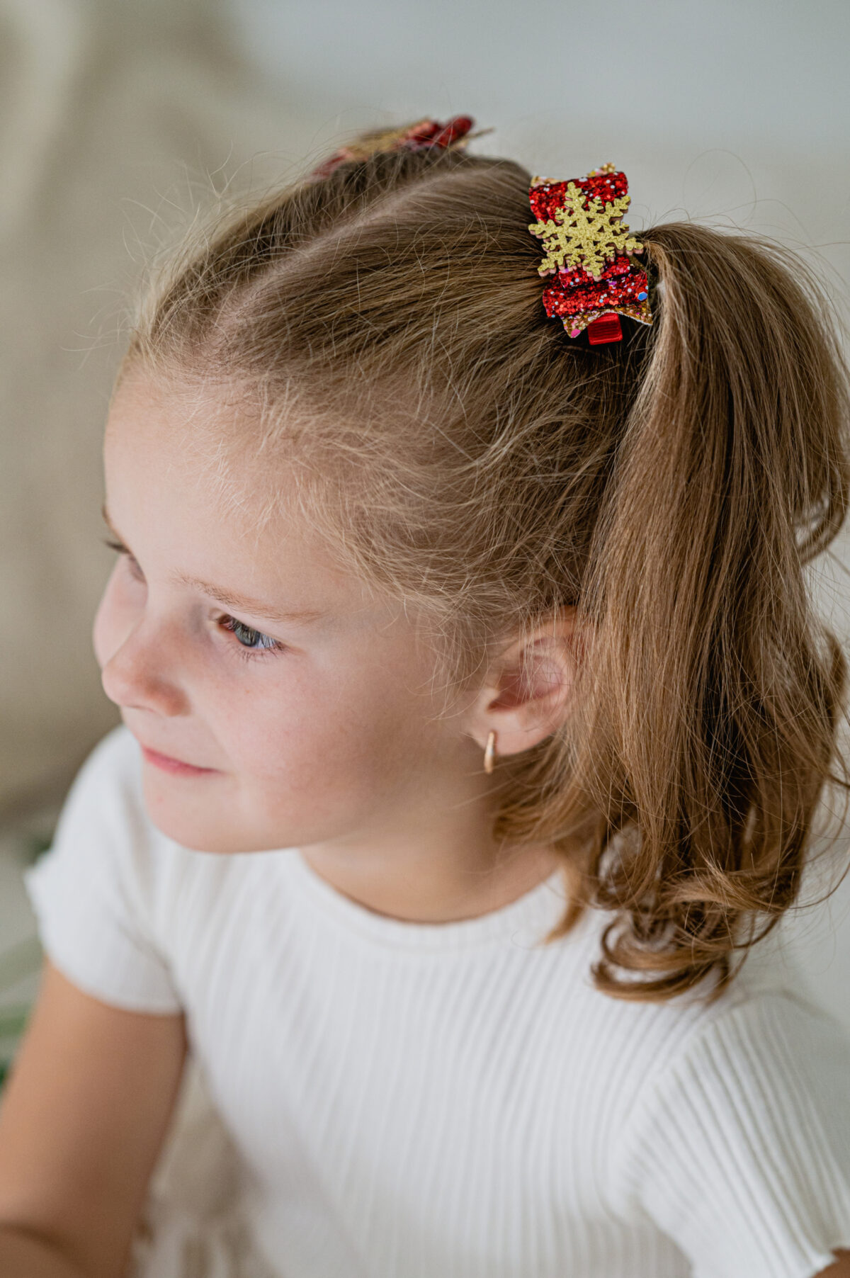 Kroko-klamber punane lumehelbega