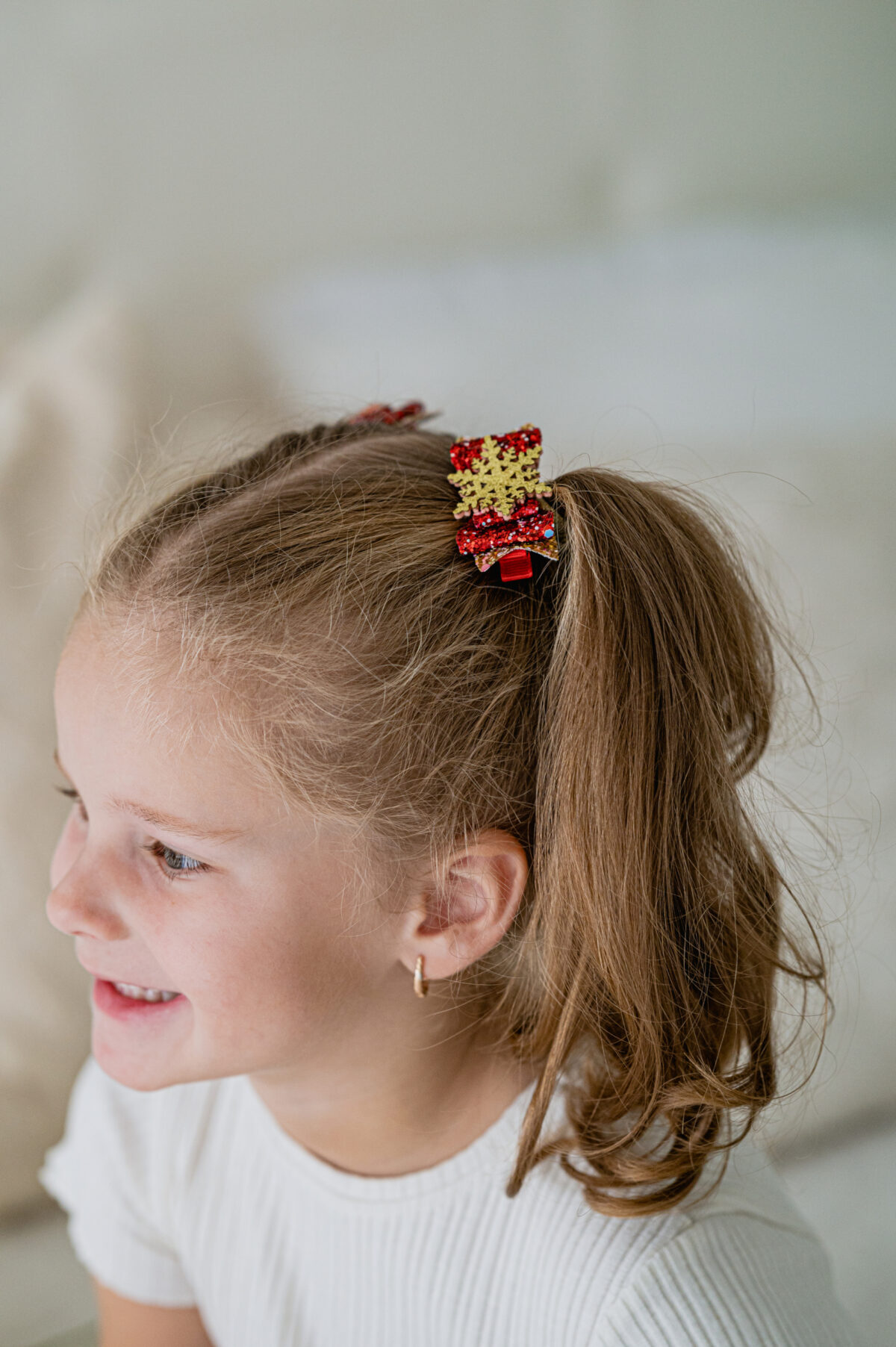 Kroko-klamber punane lumehelbega