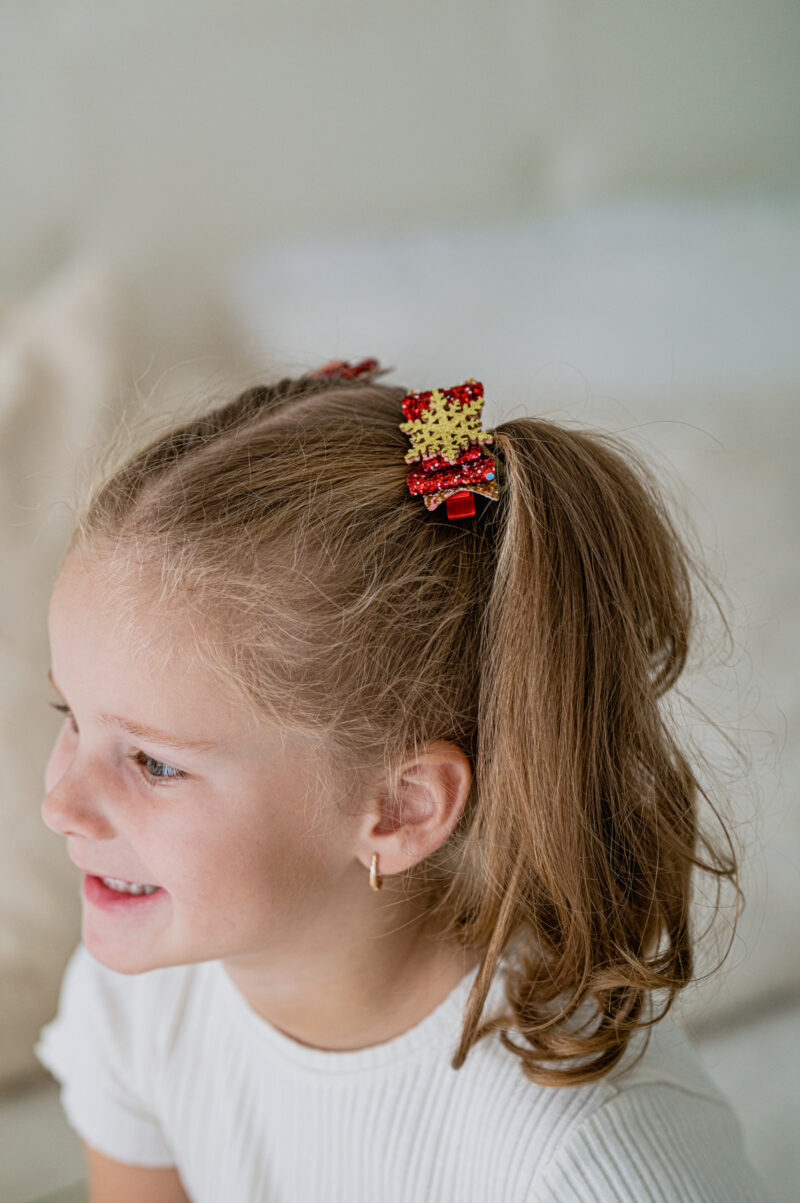 Kroko-klamber punane lumehelbega