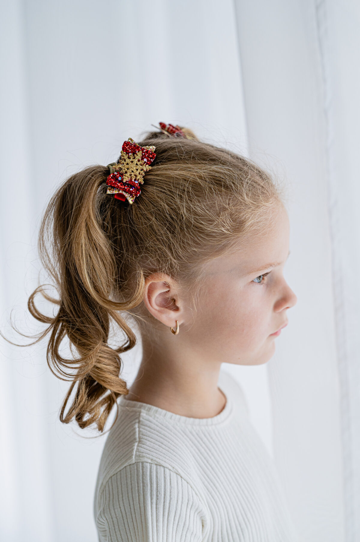 Kroko-klamber punane lumehelbega