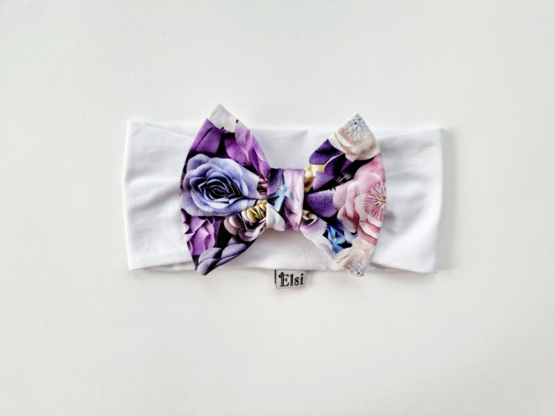 20211207_124748 Valge peapael lillade lilledega