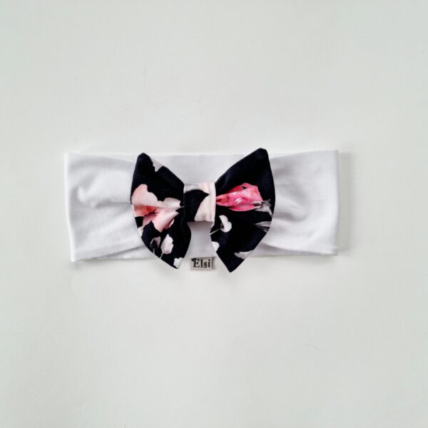 Valge peapael mustal roosidega