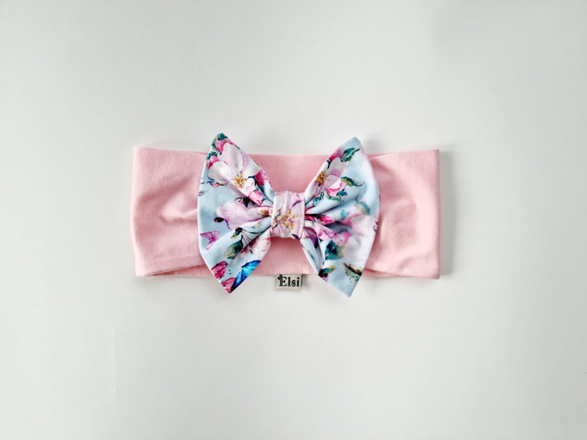 Roosa peapael lillelise lipsuga