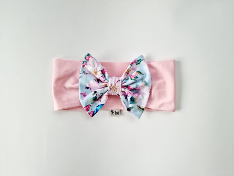 Roosa peapael lillelise lipsuga