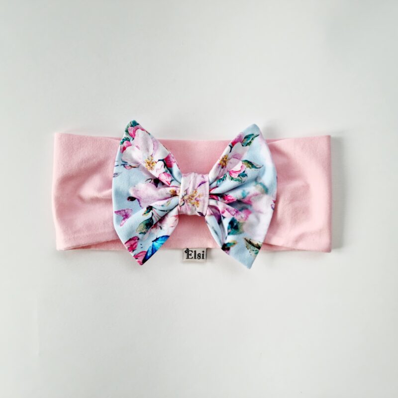 Roosa peapael lillelise lipsuga