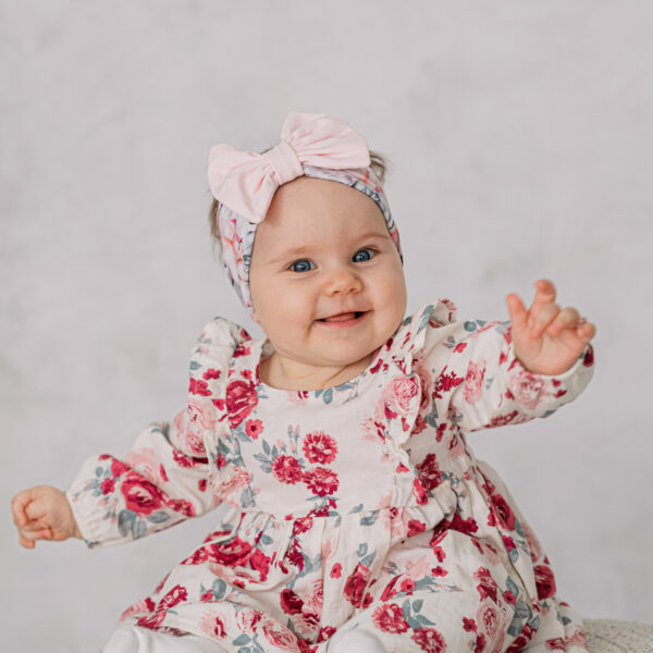 Lilleline peapael heleroosa lipsuga