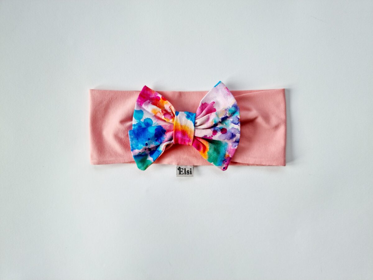 Roosa peapael värvilise lipsuga