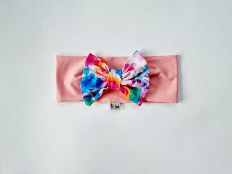 Roosa peapael värvilise lipsuga