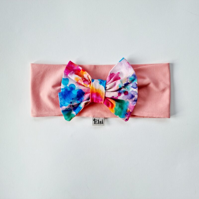 Roosa peapael värvilise lipsuga