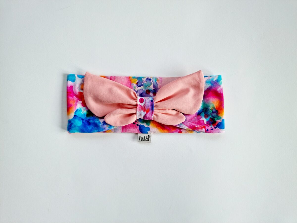 Värviline peapael heleroosa liblik-lipsuga