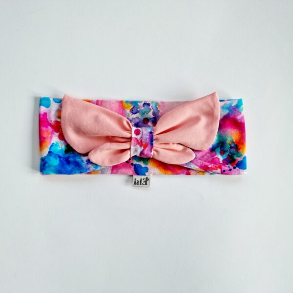 Värviline peapael heleroosa liblik-lipsuga