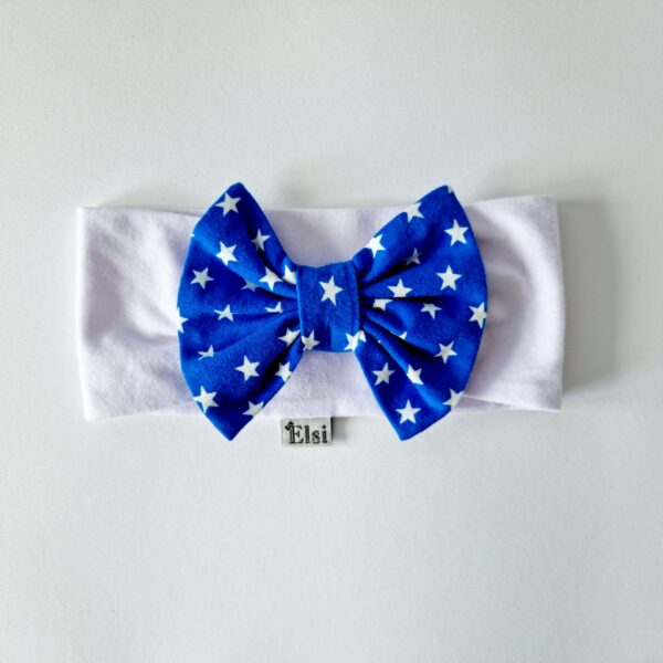 20220324_114142 Valge peapael tähekestega lipsuga