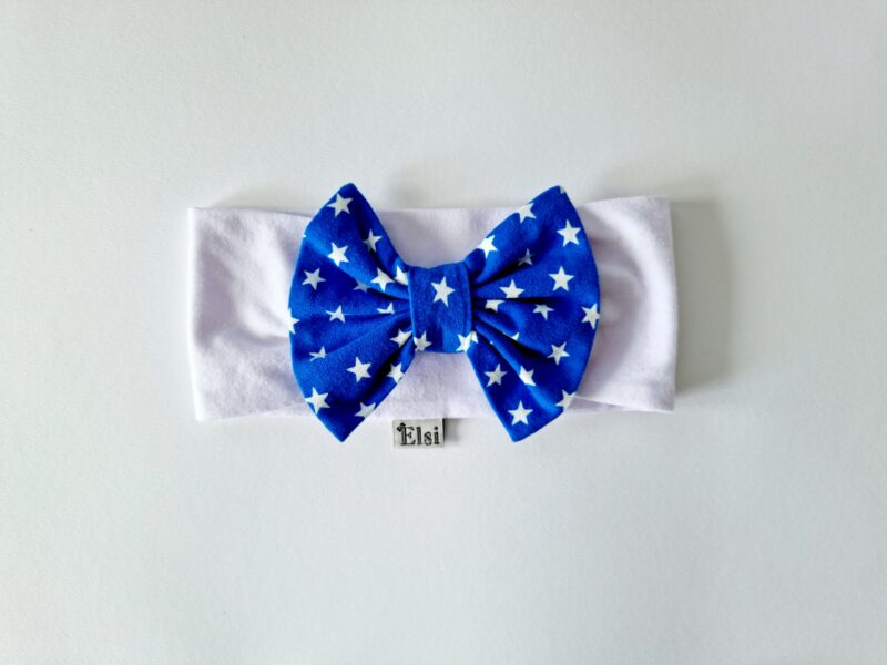 Valge peapael tähekestega lipsuga