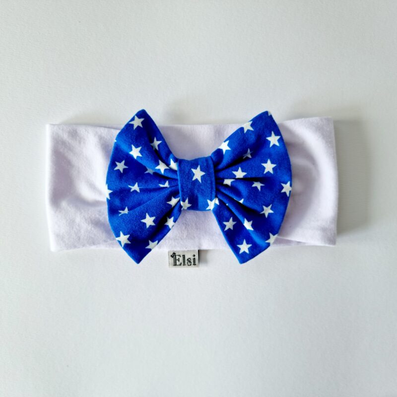 Valge peapael tähekestega lipsuga