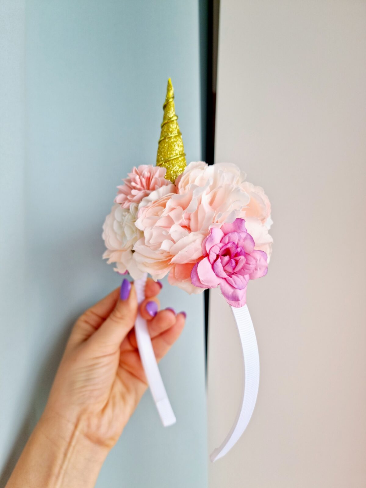 Ükssarviku peavõru lilledega