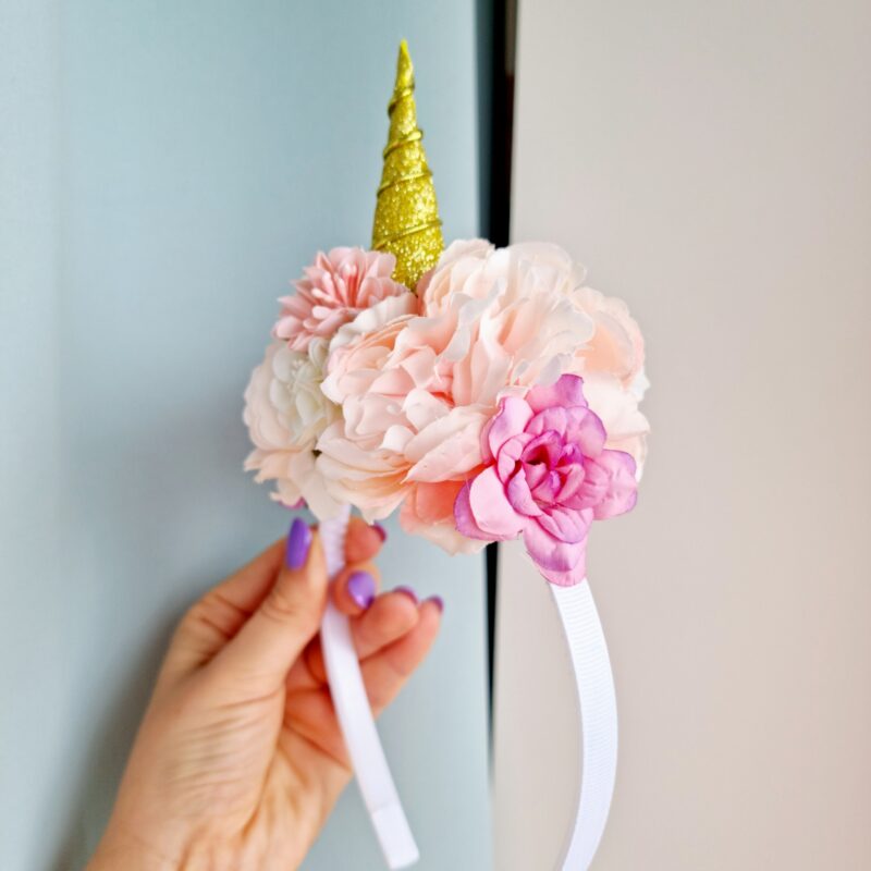 Ükssarviku peavõru lilledega