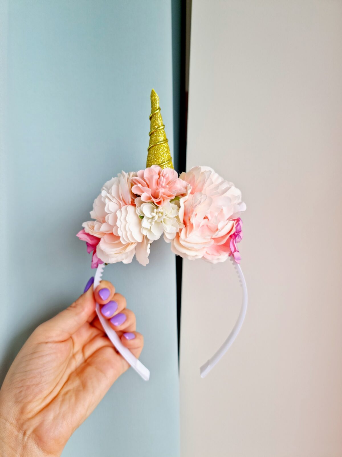 Ükssarviku peavõru lilledega