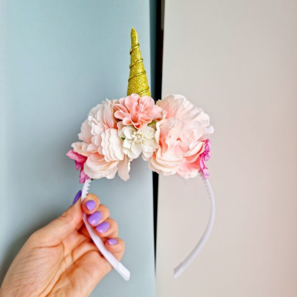 Ükssarviku peavõru lilledega