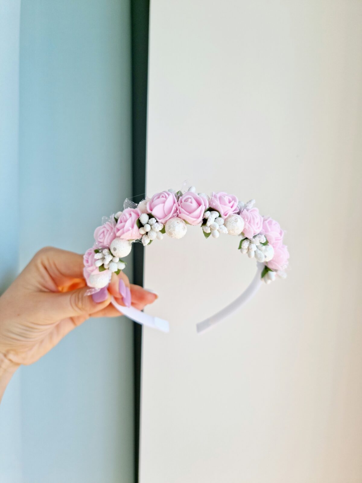 Roosa-valge lilledega peavõru