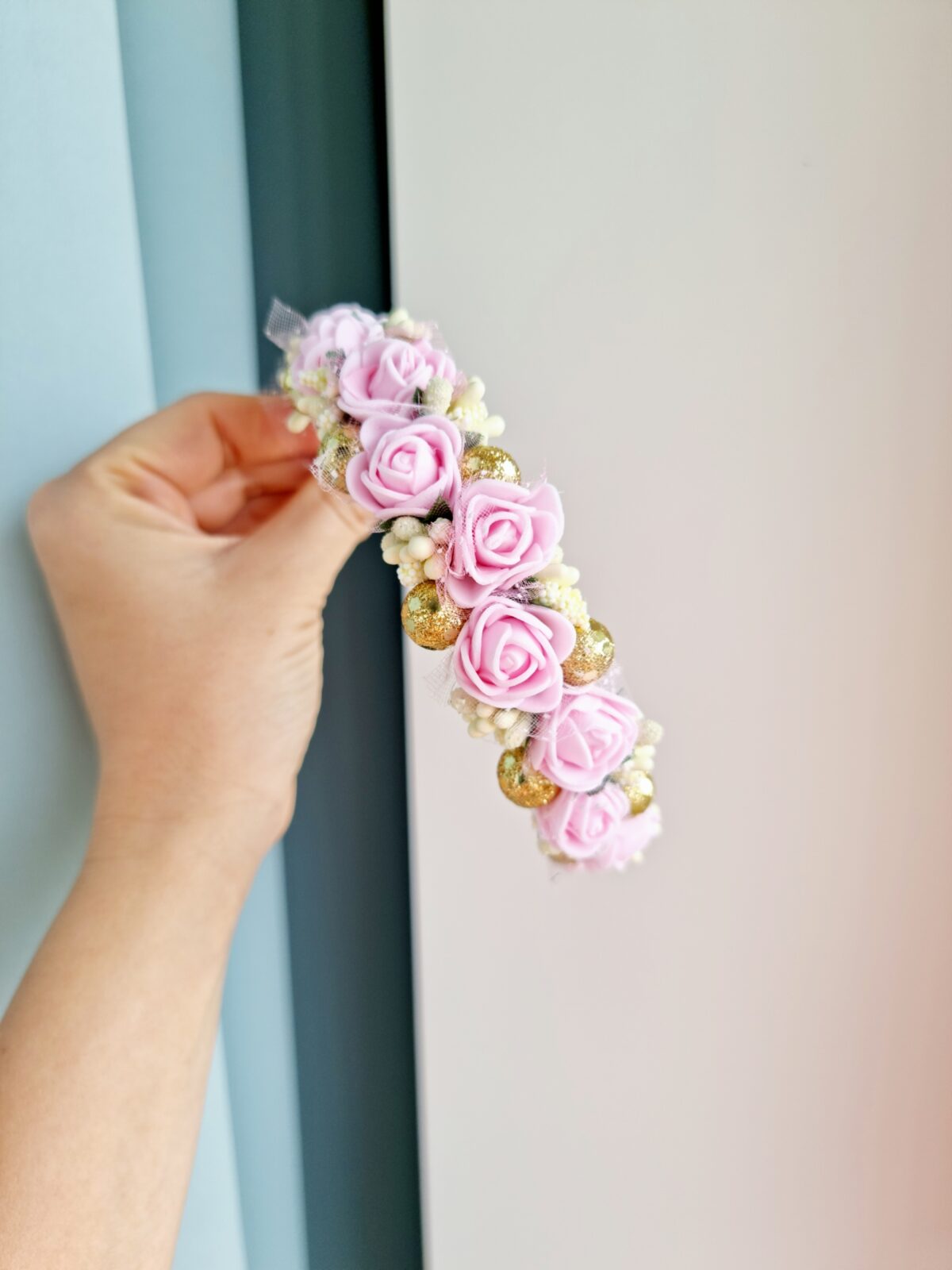 Roosa-kuldne lilledega peavõru