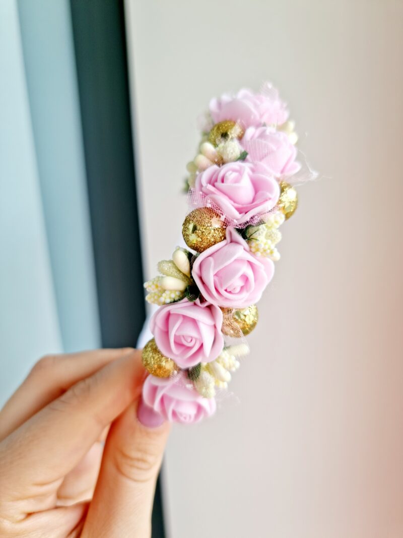 Roosa-kuldne lilledega peavõru