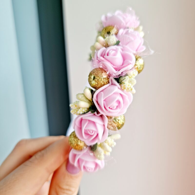 Roosa-kuldne lilledega peavõru