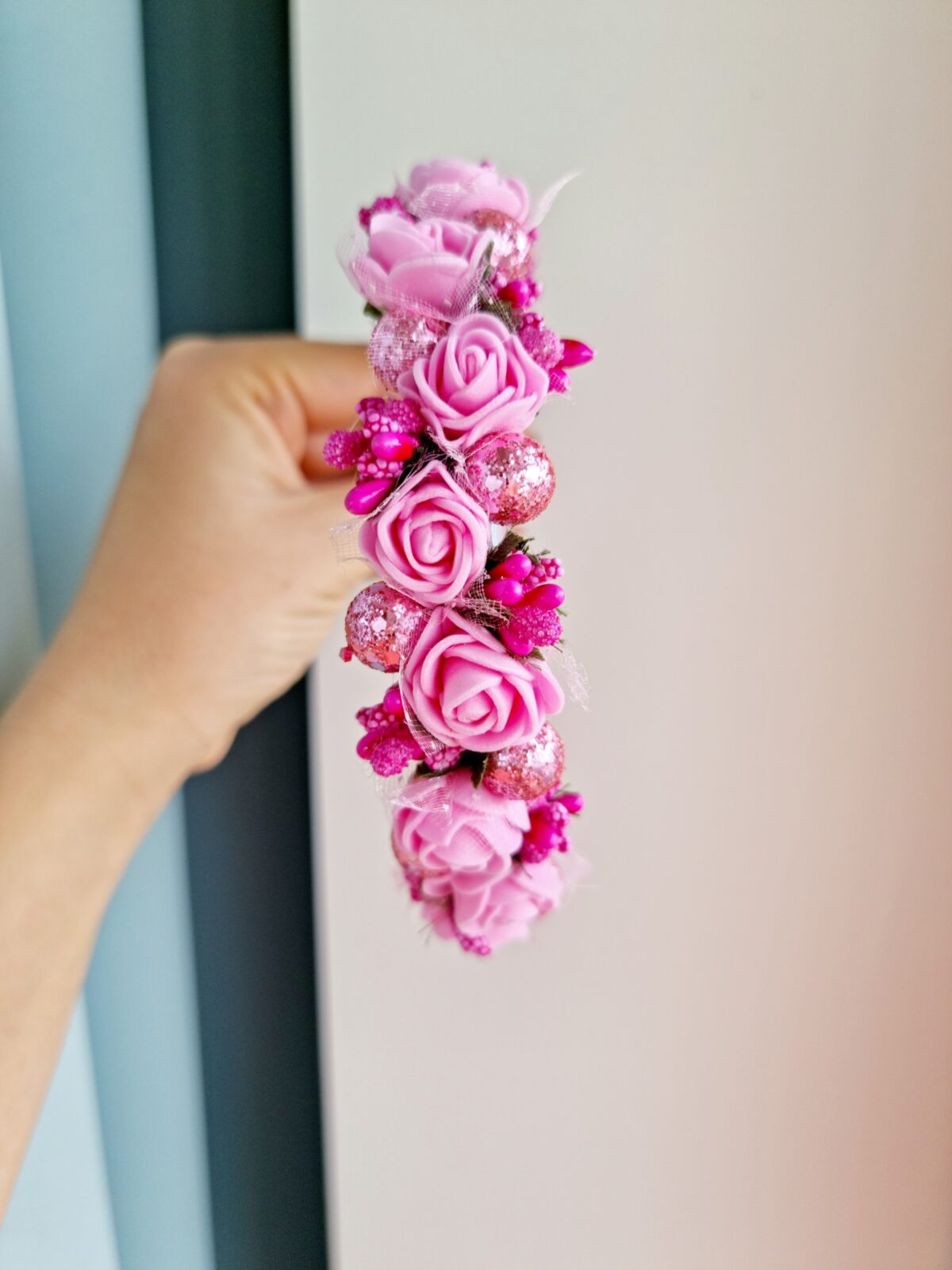 Roosa lilledega peavõru