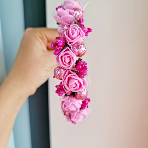 Roosa lilledega peavõru