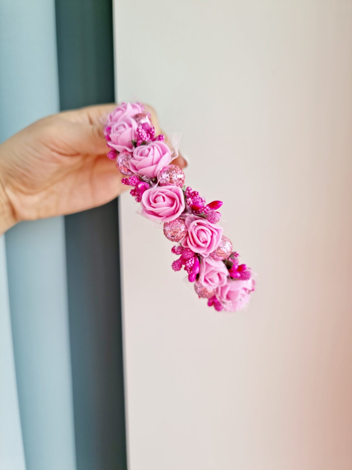 Roosa lilledega peavõru