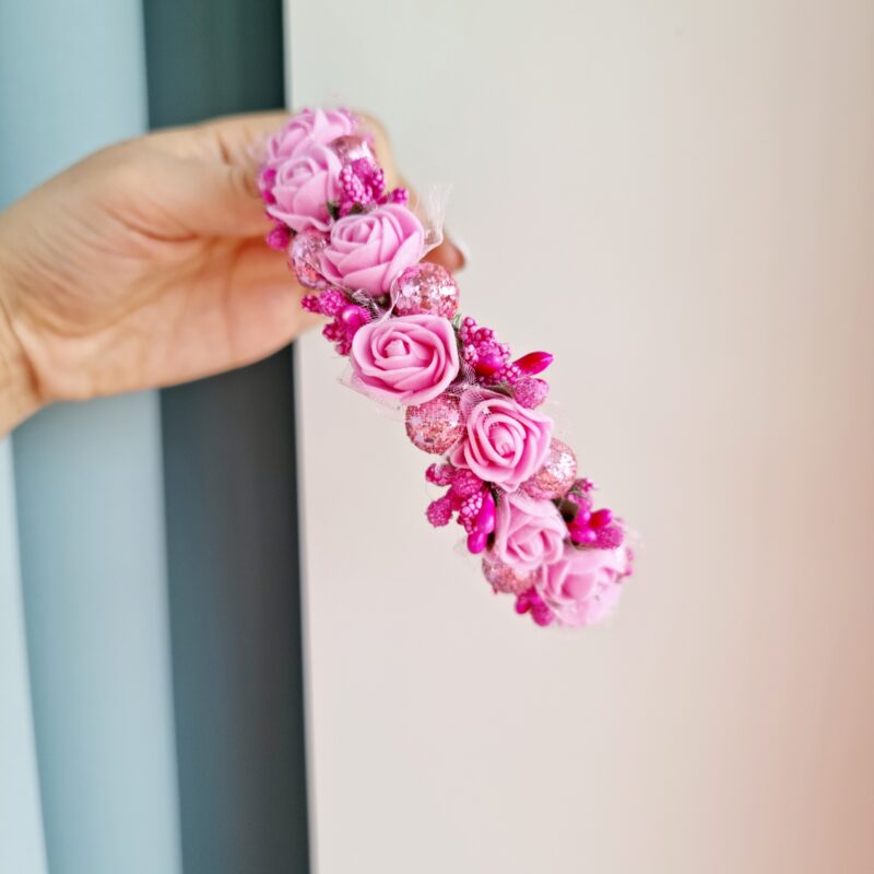 Roosa lilledega peavõru