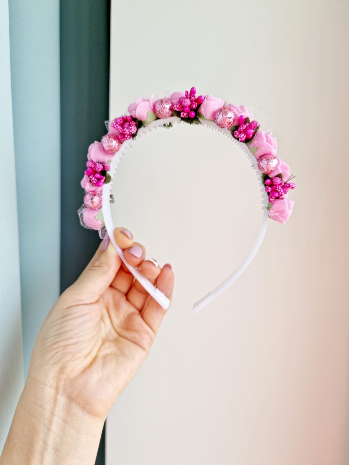 Roosa lilledega peavõru