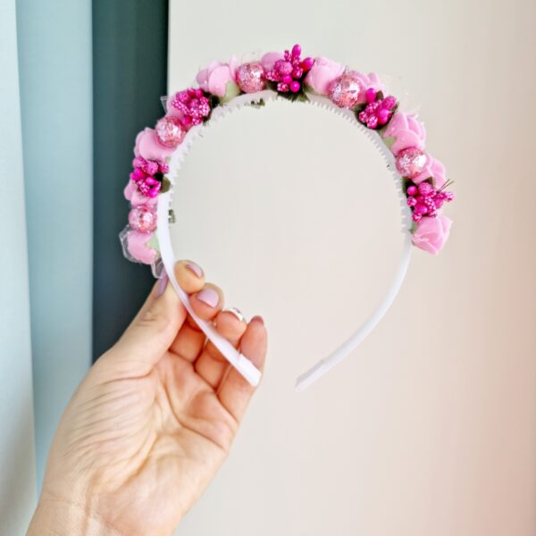 Roosa lilledega peavõru