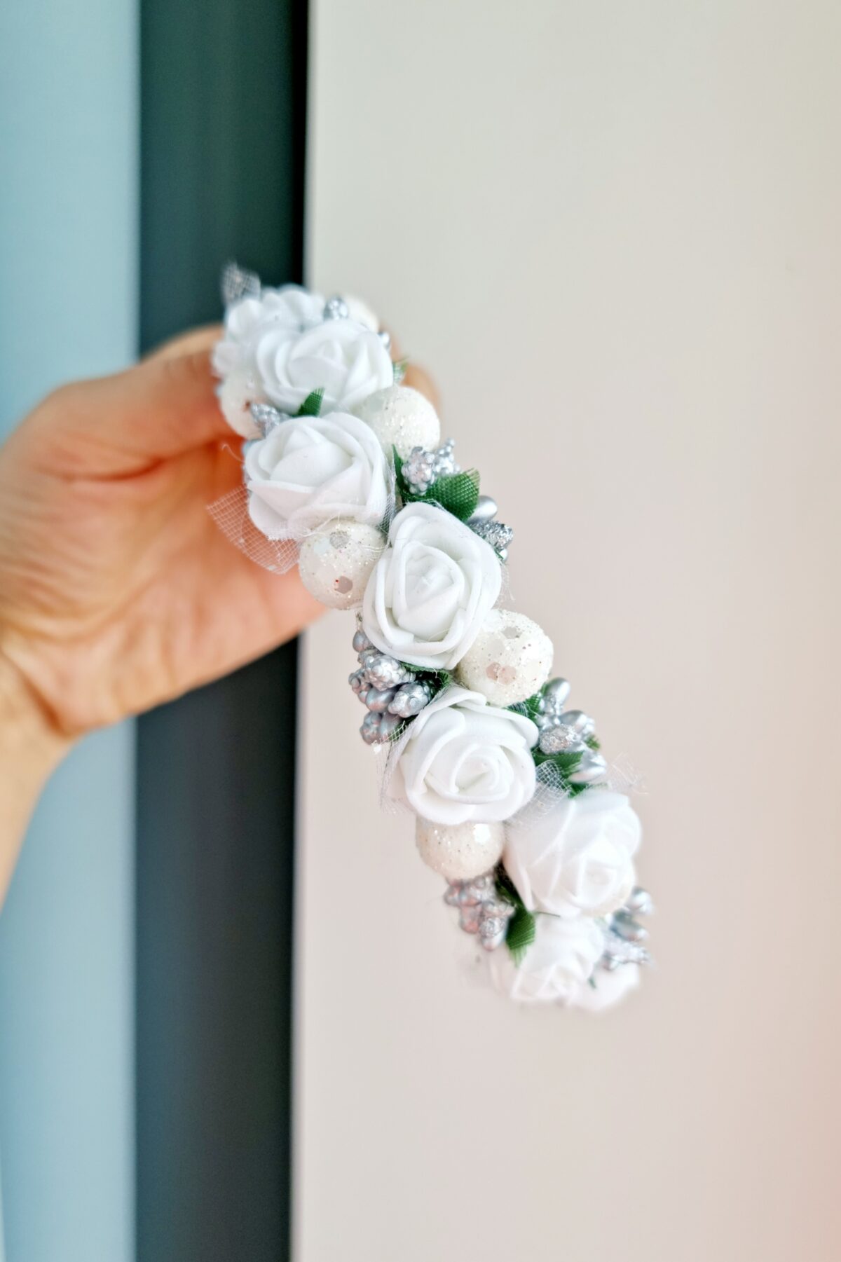 Valge-hõbe lilledega peavõru