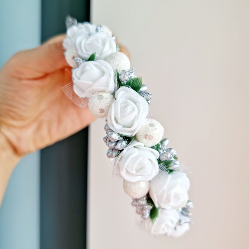 Valge-hõbe lilledega peavõru