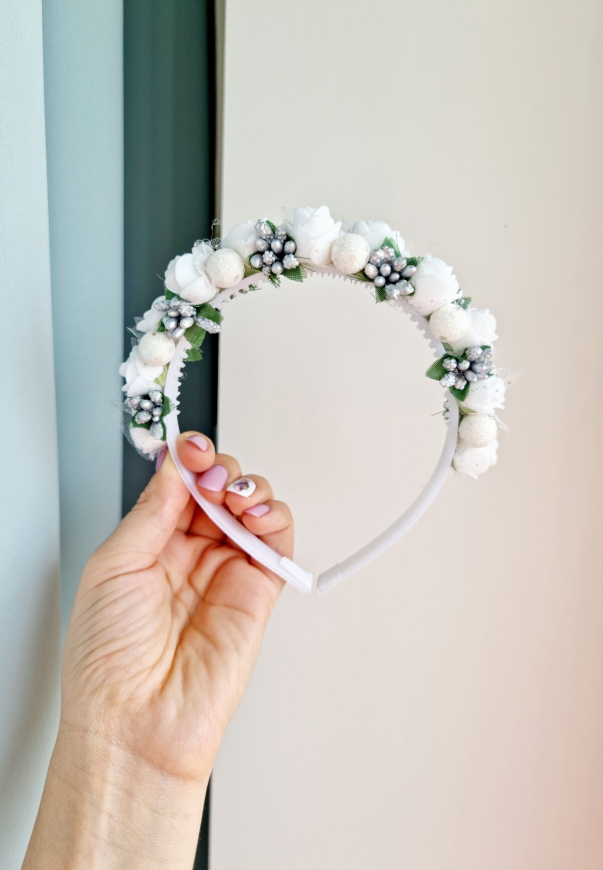 Valge-hõbe lilledega peavõru