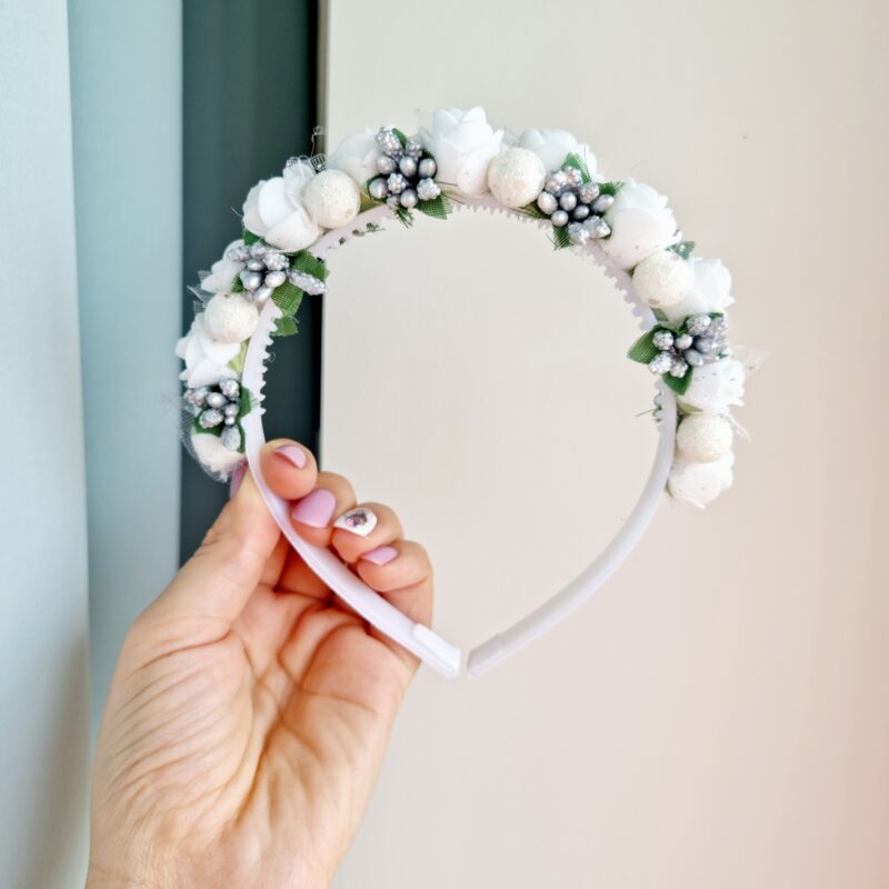 Valge-hõbe lilledega peavõru