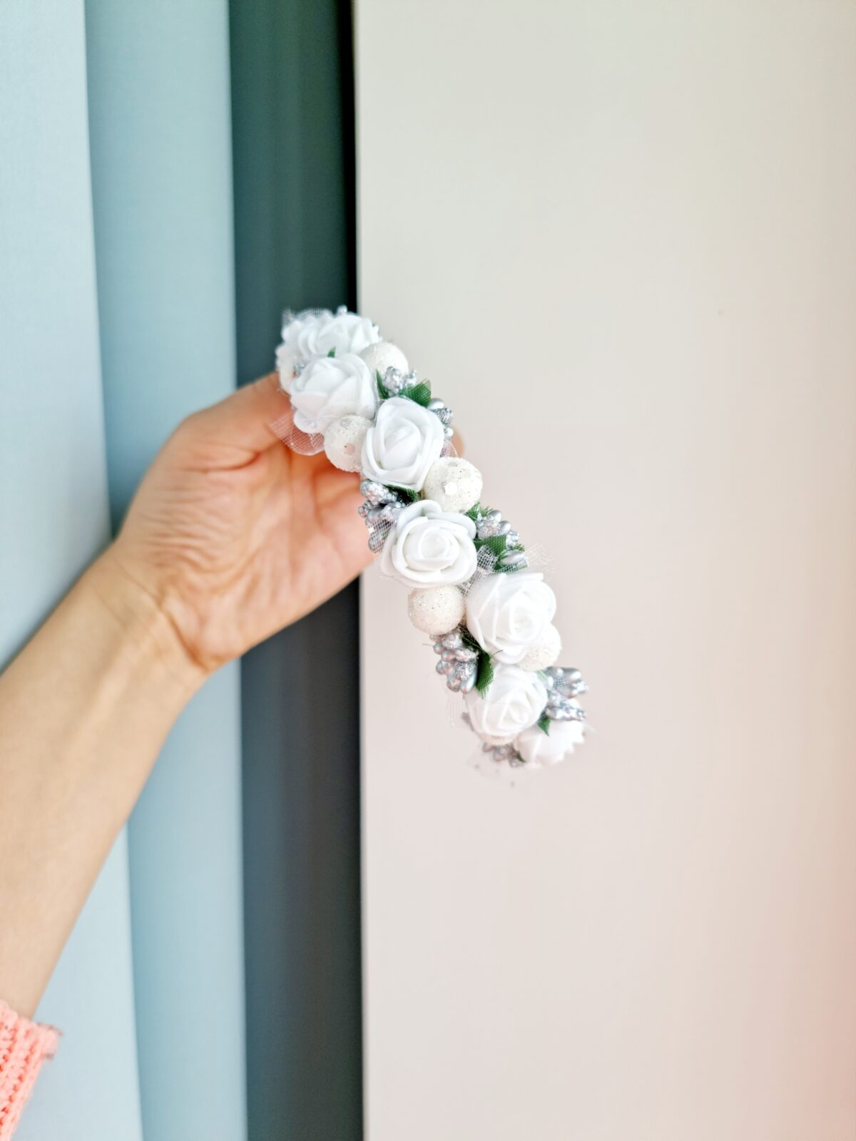 Valge-hõbe lilledega peavõru