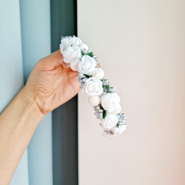 Valge-hõbe lilledega peavõru