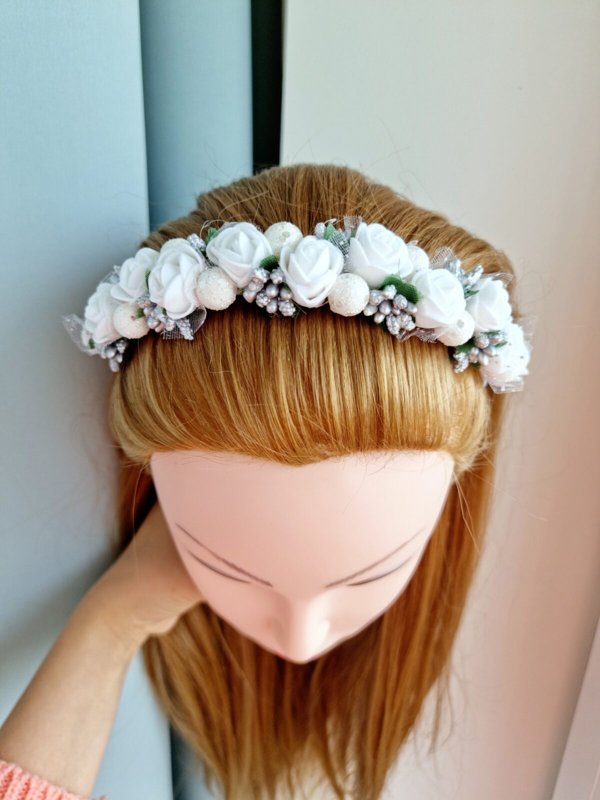 Valge-hõbe lilledega peavõru