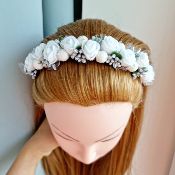 Valge-hõbe lilledega peavõru