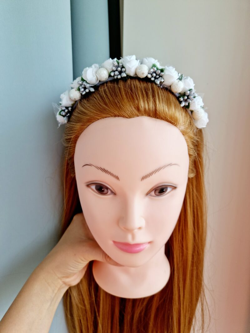 Valge-hõbe lilledega peavõru