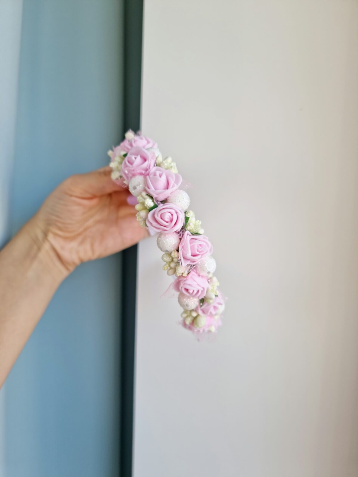 Roosa-naturaalvalge lilledega peavõru