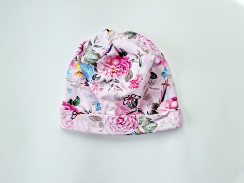 Lilled ja liblikad roosal patsimüts