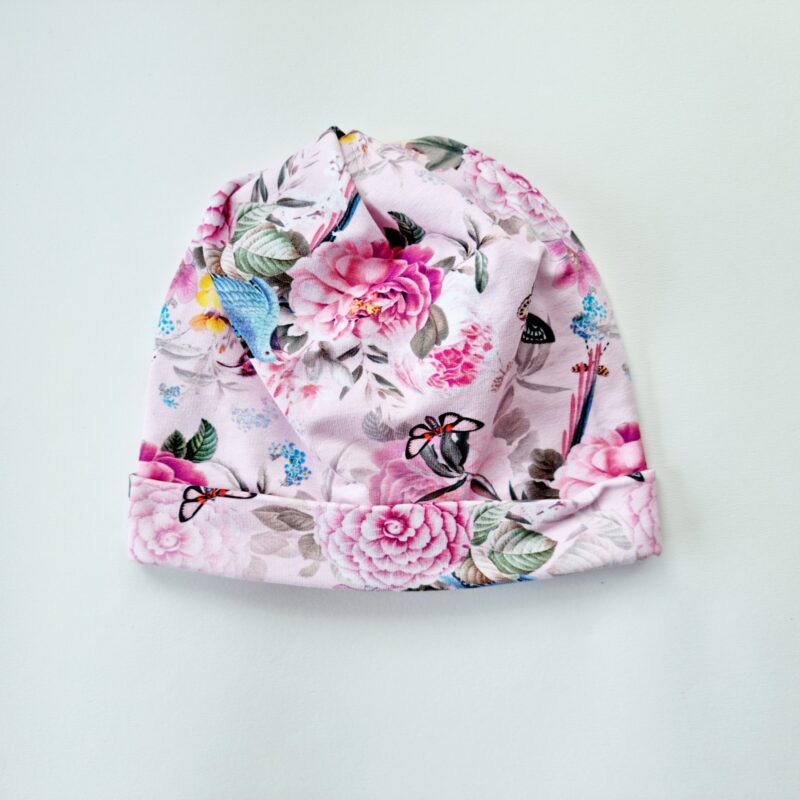 Lilled ja liblikad roosal patsimüts