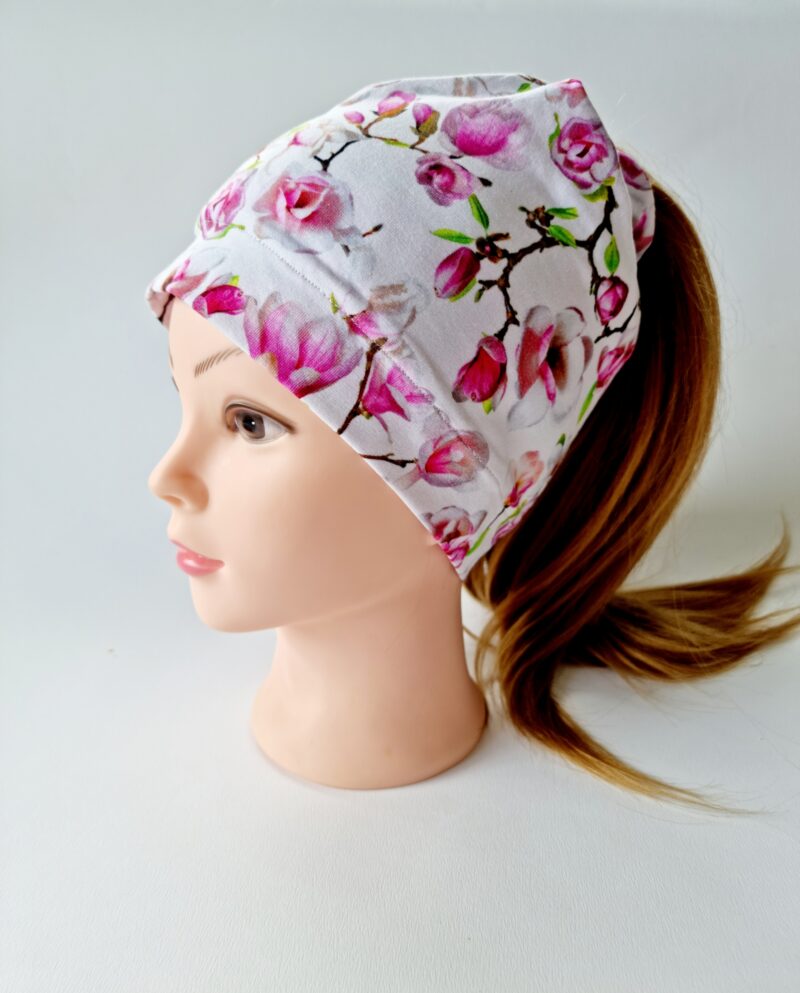 Lilled ja liblikad roosal patsimüts