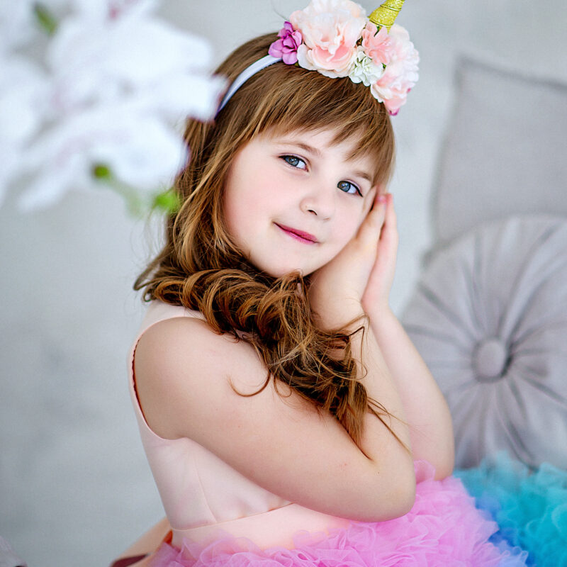 Ükssarviku peavõru lilledega